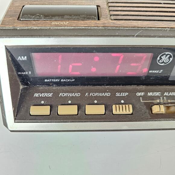Vintage AM/FM Digital Alarm Clock Radio Woodgrain 1980s Works Tested GE 7-4616B - Picture 14 of 16